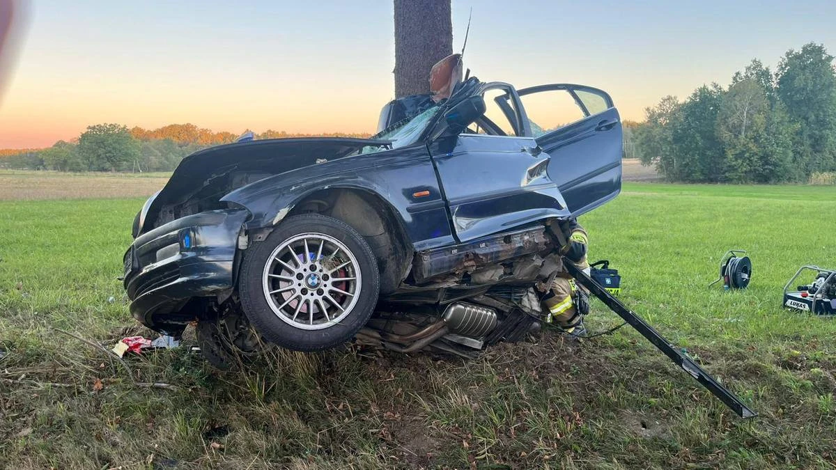 Bmw owinęło się wokół drzewa. Tragiczny wypadek na Lubelszczyźnie