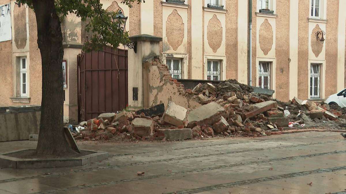 Tysiące ton śmieci, szlam na ulicach. 