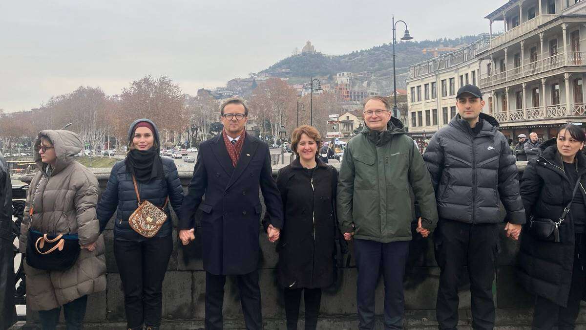 Ogromne protesty w Gruzji. Wśród uczestników polski europoseł