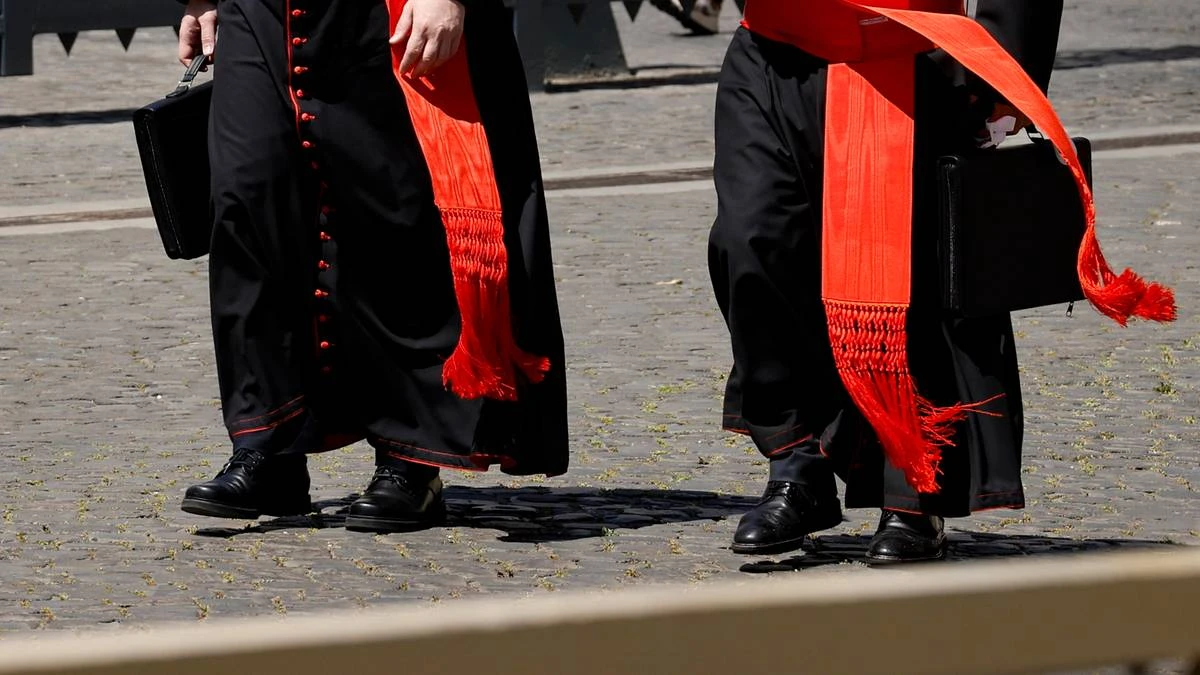 Kardynałowie poznają się przed konklawe. 