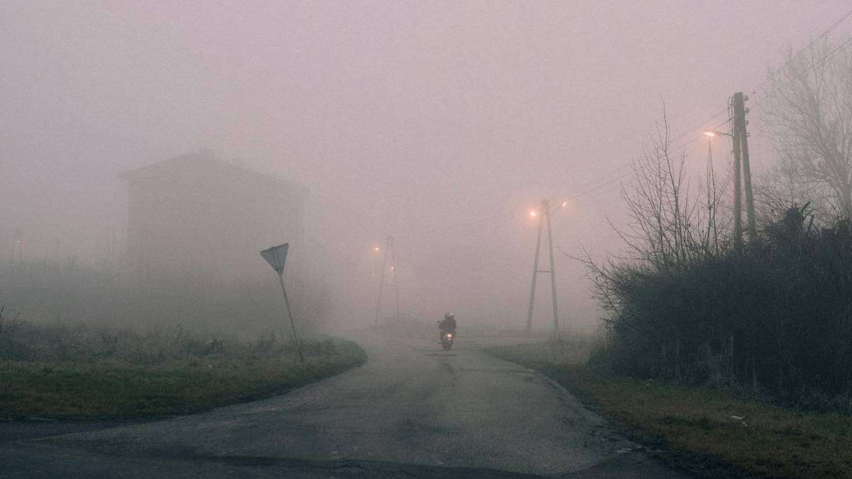 Część Polski okryje gęsta mgła. IMGW ostrzega