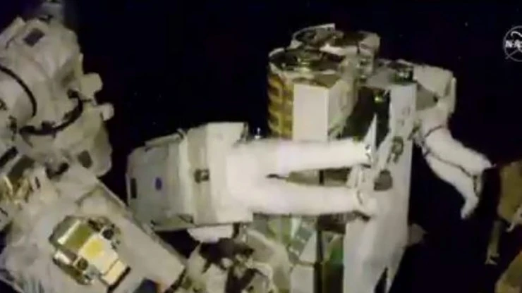 Sześć godzin w przestrzeni kosmicznej. Astronauci montowali instalację