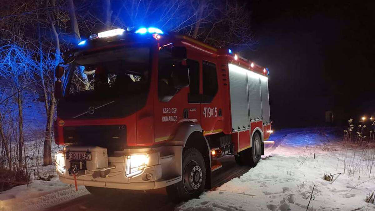 Tir zawisł na skarpie. Na miejscu pracują służby