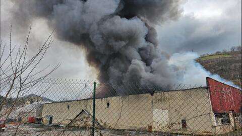 En Aveyron, un incendie dans un entrepôt de stockage détruit 900 tonnes de batteries au lithium