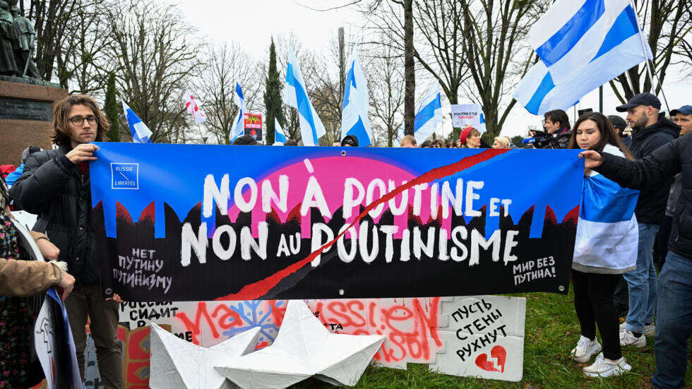 À Paris, des milliers d'électeurs pro et anti-Poutine devant l'ambassade russe