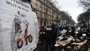 Stationnement payant des deux-roues essence à Paris, la mesure divise