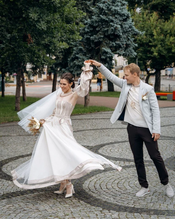 Кохання перемагає все: тисячі українців створюють родини попри війну