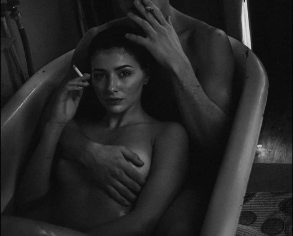 Катерина Тишкевич влаштувала голу фотосесію з чоловіком у ванній