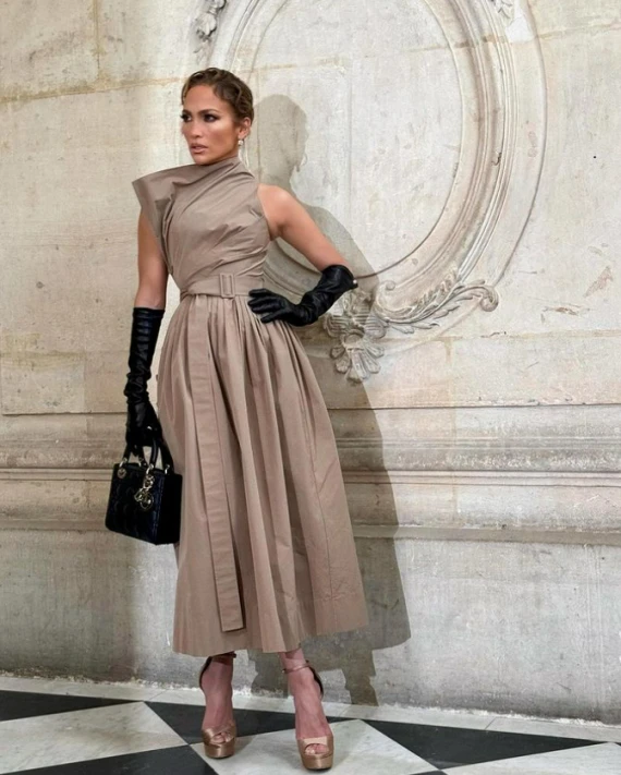 Джей Ло показалась у Парижі, а Аффлек прогулявся без обручки: нові подробиці стосунків зіркової пари