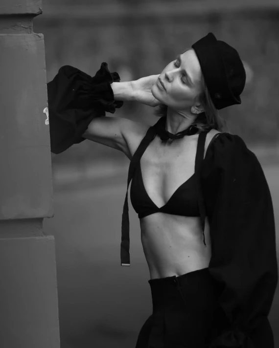 Катерина Кузнєцова на чорно-білих фото показала фігуру в ліфі