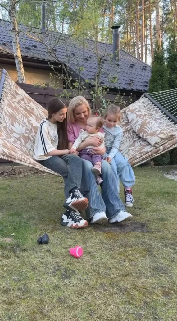 Лілія Ребрик поділилась, як проводить час з трьома доньками в заміському будинку
