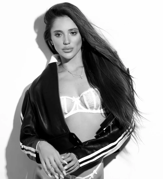 Даша Ульянова влаштувала ніжну фотосесію у білизні