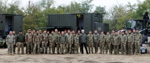 Порошенко привіз підрозділам ДШВ дрони, квадроцикли і екскаватори