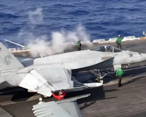 США вперше показали винищувач F/A-18 із ракетою дальністю 240 км