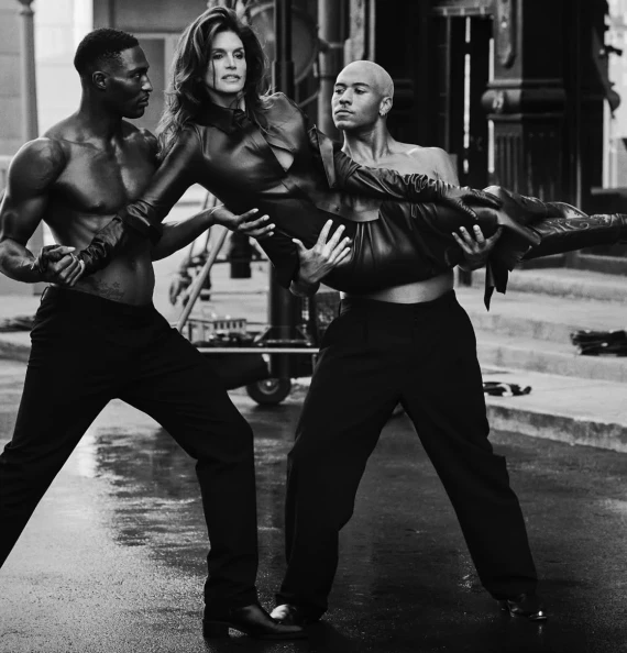 59-річна Сінді Кроуфорд знялась для глянцю на руках оголених чоловіків