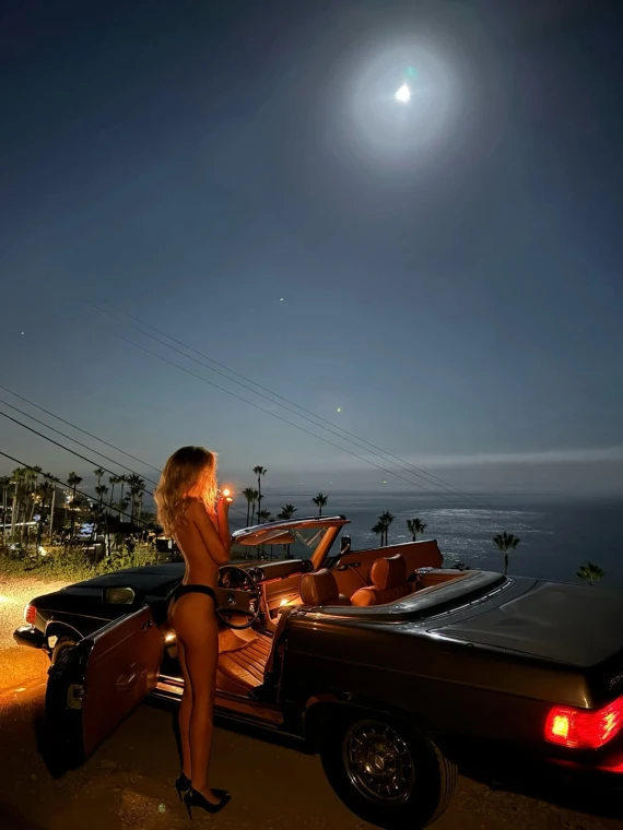 Ґабріель Епштейн в самих лише трусах знялася біля автівки на тлі моря