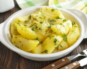 Кухарі радять варити картоплю в молоці: секрет ніжного пюре