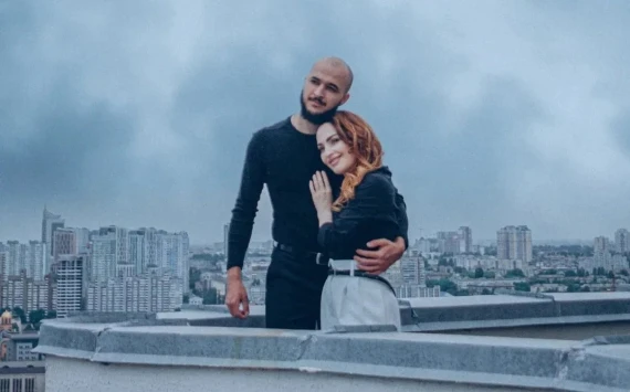 Вікторія Булітко влаштувала романтичну фотосесію з коханим на даху багатоповерхівки