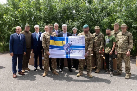 Порошенко разом із західними політиками зустрівся в Одесі з військовими і передав їм партію дронів та техніки