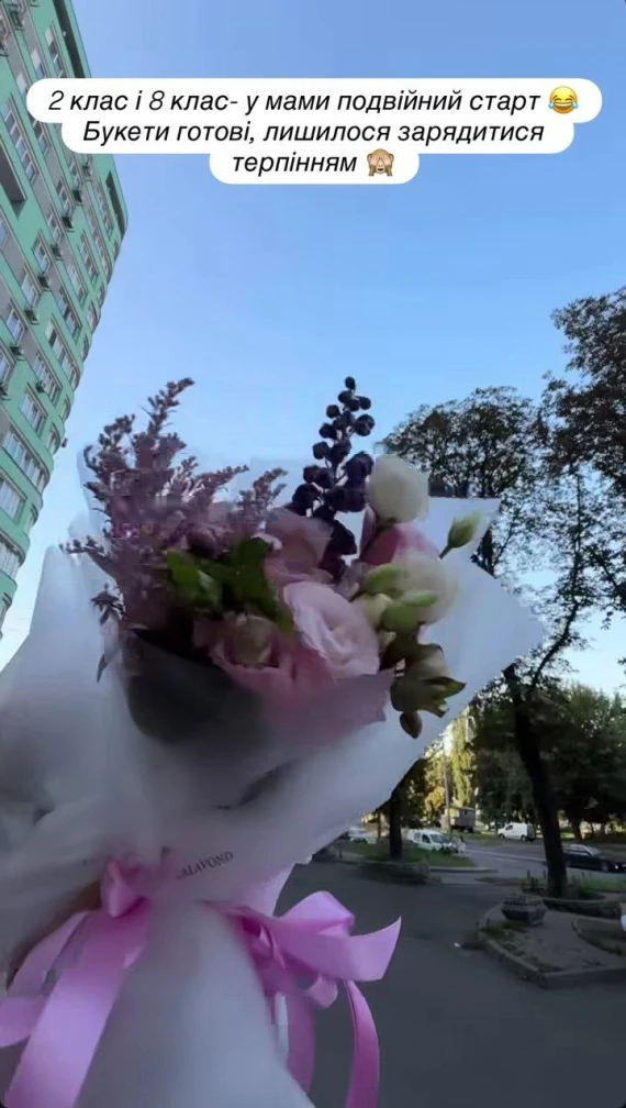 Фемілі-лук на 1 вересня: Лілія Ребрик із доньками показалася в чорно-білому стилі