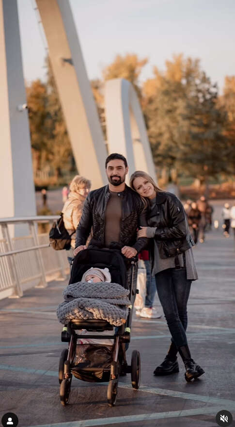 Віталій Козловський влаштував осінню фотосесію з коханою і сином: рідкісні сімейні кадри