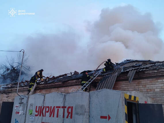 Загинули двоє людей: показали наслідки удару РФ по відділенню Нової пошти у Донецькій області