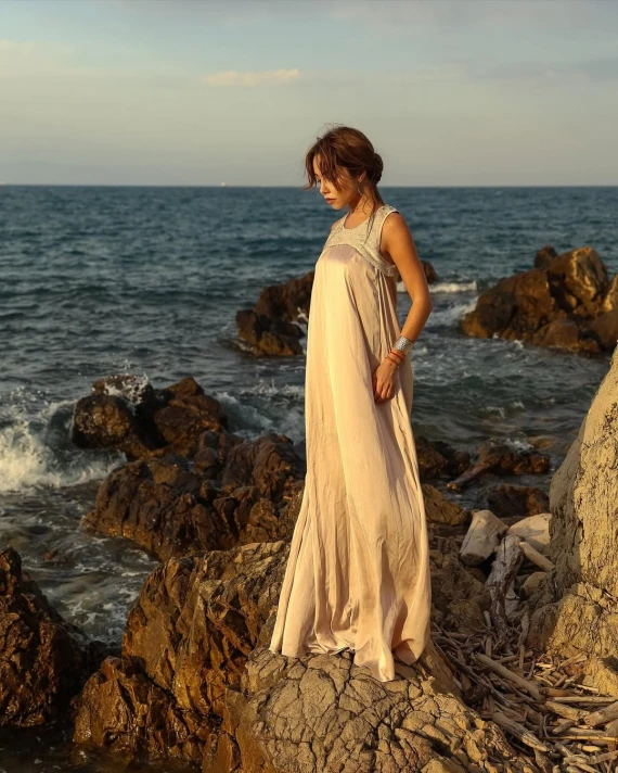 Катерина Кухар влаштувала атмосферну фотосесію на кам'янистому узбережжі