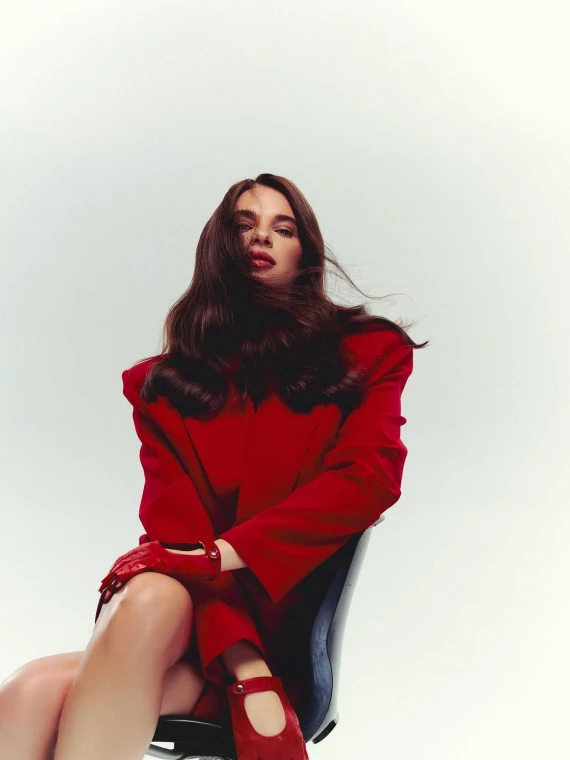 Катерина Усик блиснула довгими ногами в жакеті на оголене тіло