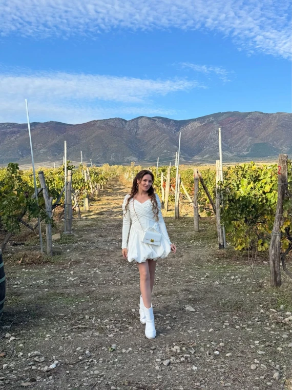 Наталка Денисенко влаштувала контрастну фотосесію у болгарському винограднику