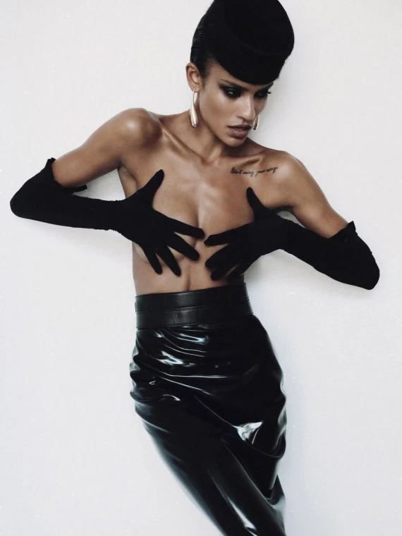 Молодша на 30 років кохана Венсана Касселя знялася топлес