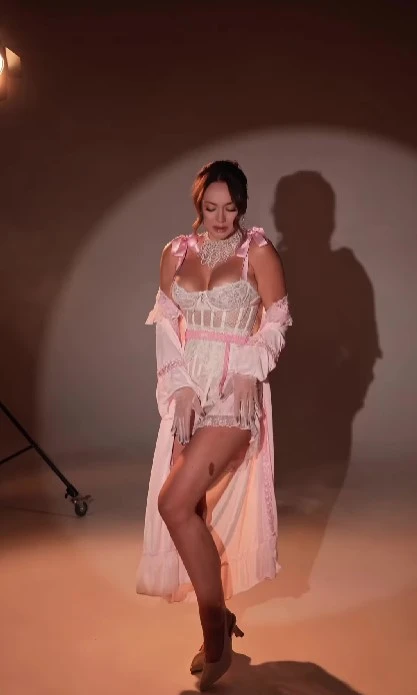 Анна Саліванчук похизувалася схудлим тілом у мереживному пеньюарі