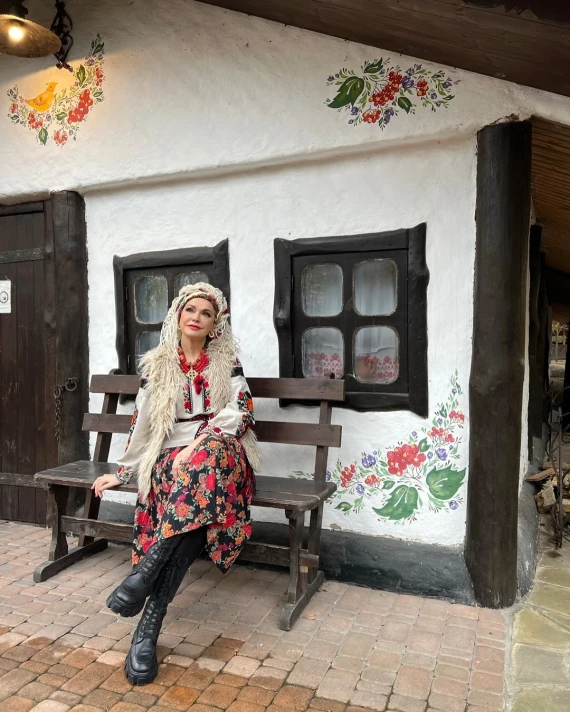 Ольга Сумська зачарувала традиційним українським образом біля хати