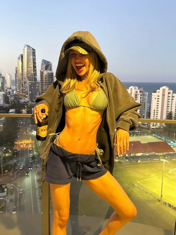 Пиво, пляжі й відверті бікіні: Ґабріель Епштейн показала, як проводить відпустку біля океану