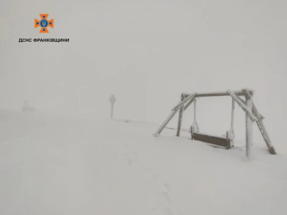 У Карпатах вдарив мороз і лежить сніг - дивовижні фото