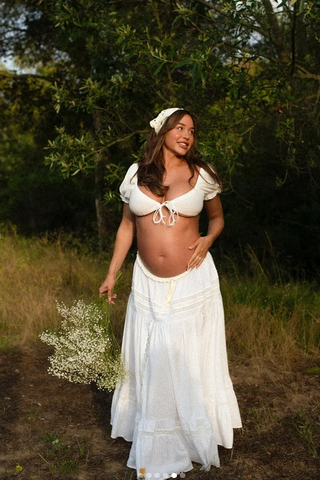 Зірка Playboy Ана Чері влаштувала атмосферну фотосесію у стилі бохо