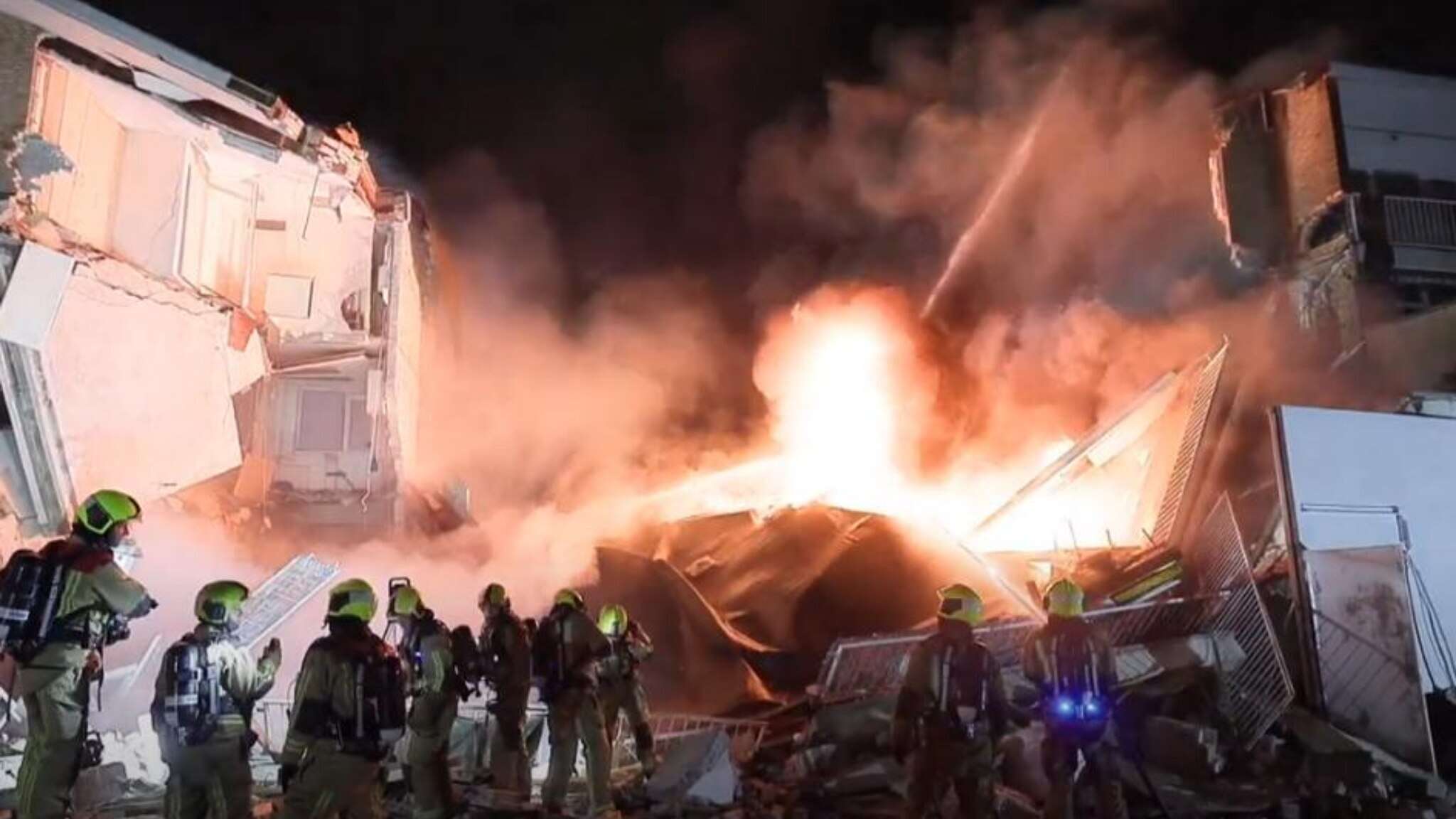 Aja, boato in piena notte: almeno 20 i morti nel crollo di una palazzina