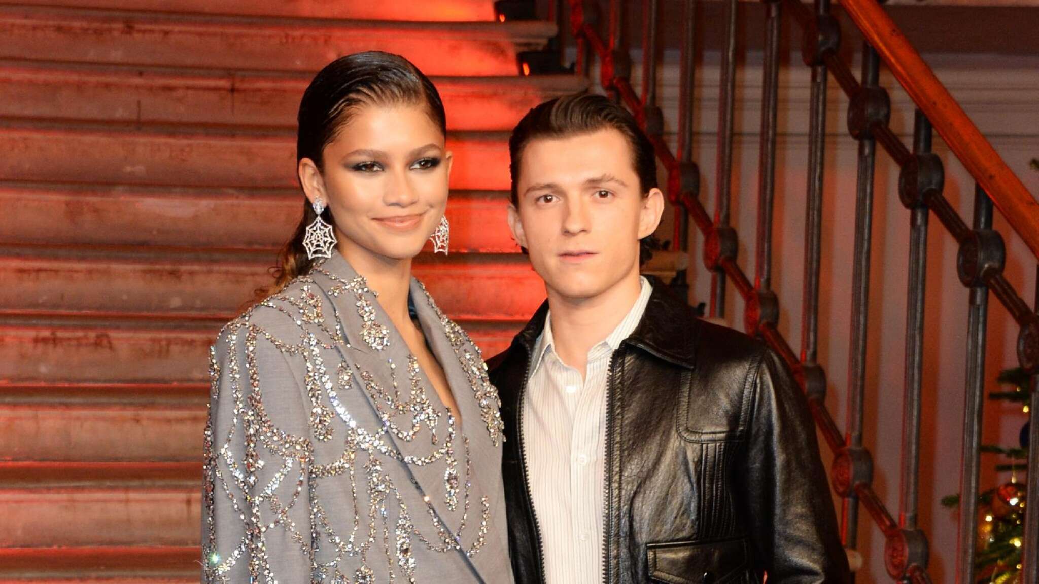 Tom Holland chiede la mano di Zendaya, lei sfoggia l'anello sul tappeto rosso dei Golden Globes