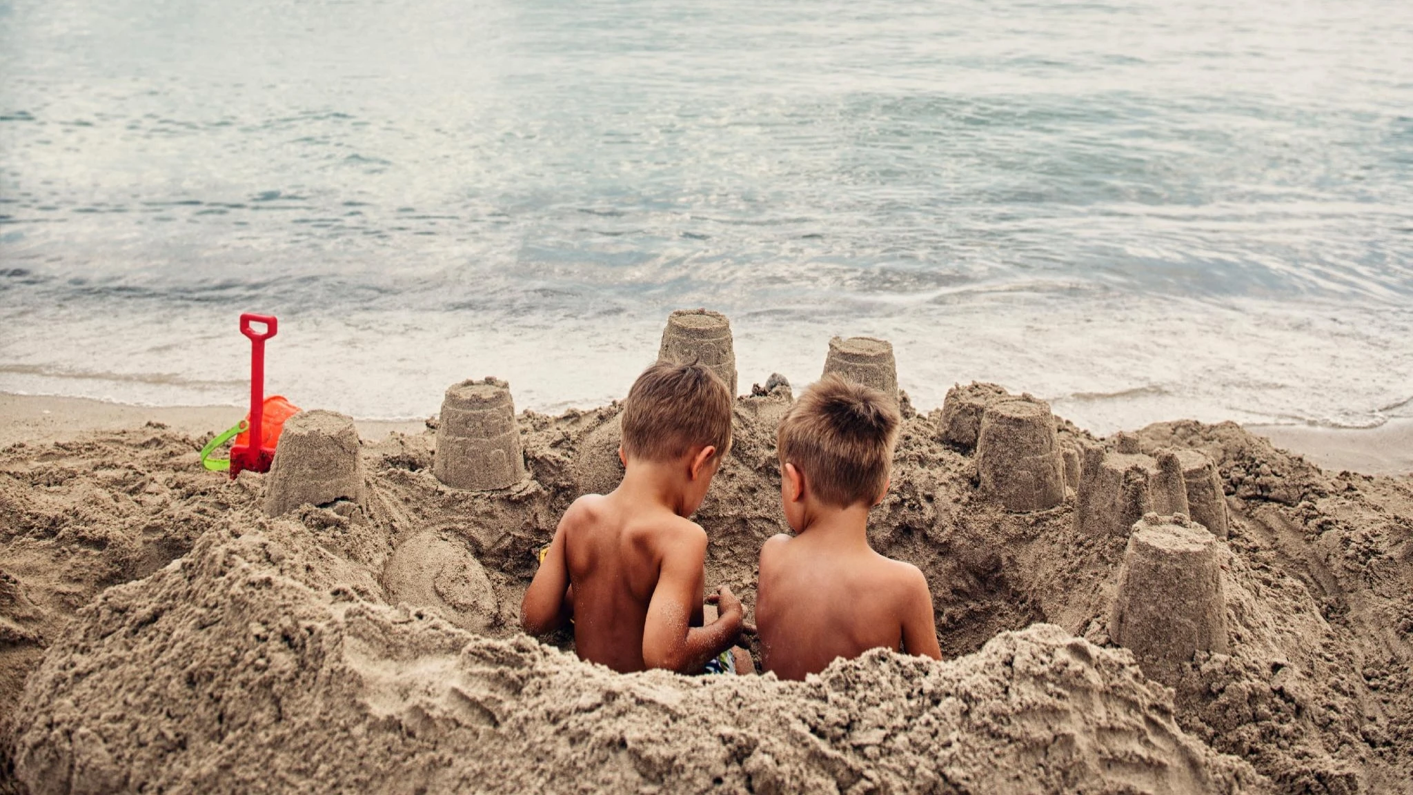 I pericoli nascosti sotto la sabbia: perché scavare buche in spiaggia può essere letale