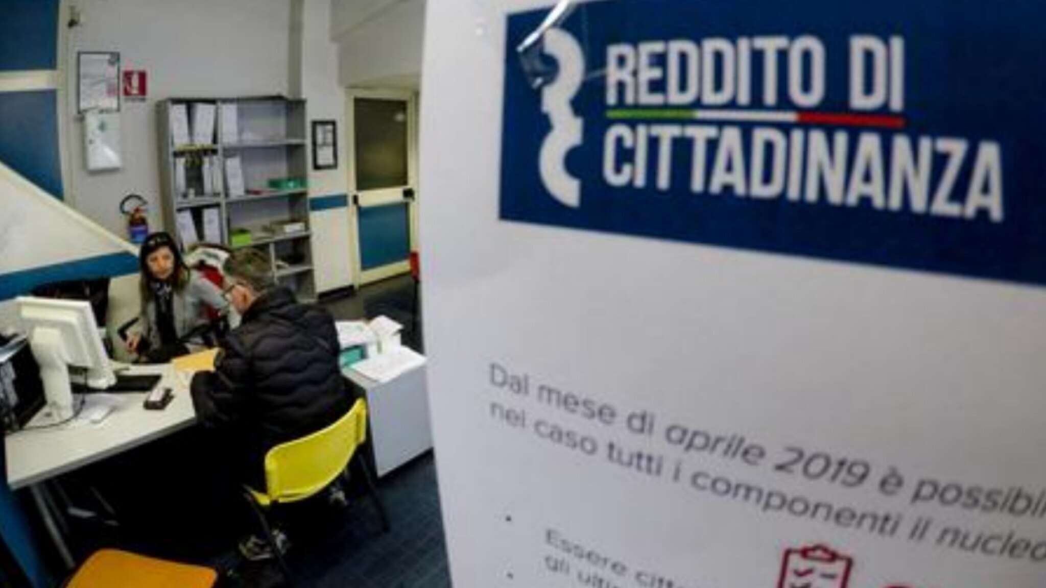 Sondaggio: 63% degli elettori d’accordo a restrizioni per accedere al reddito di cittadinanza