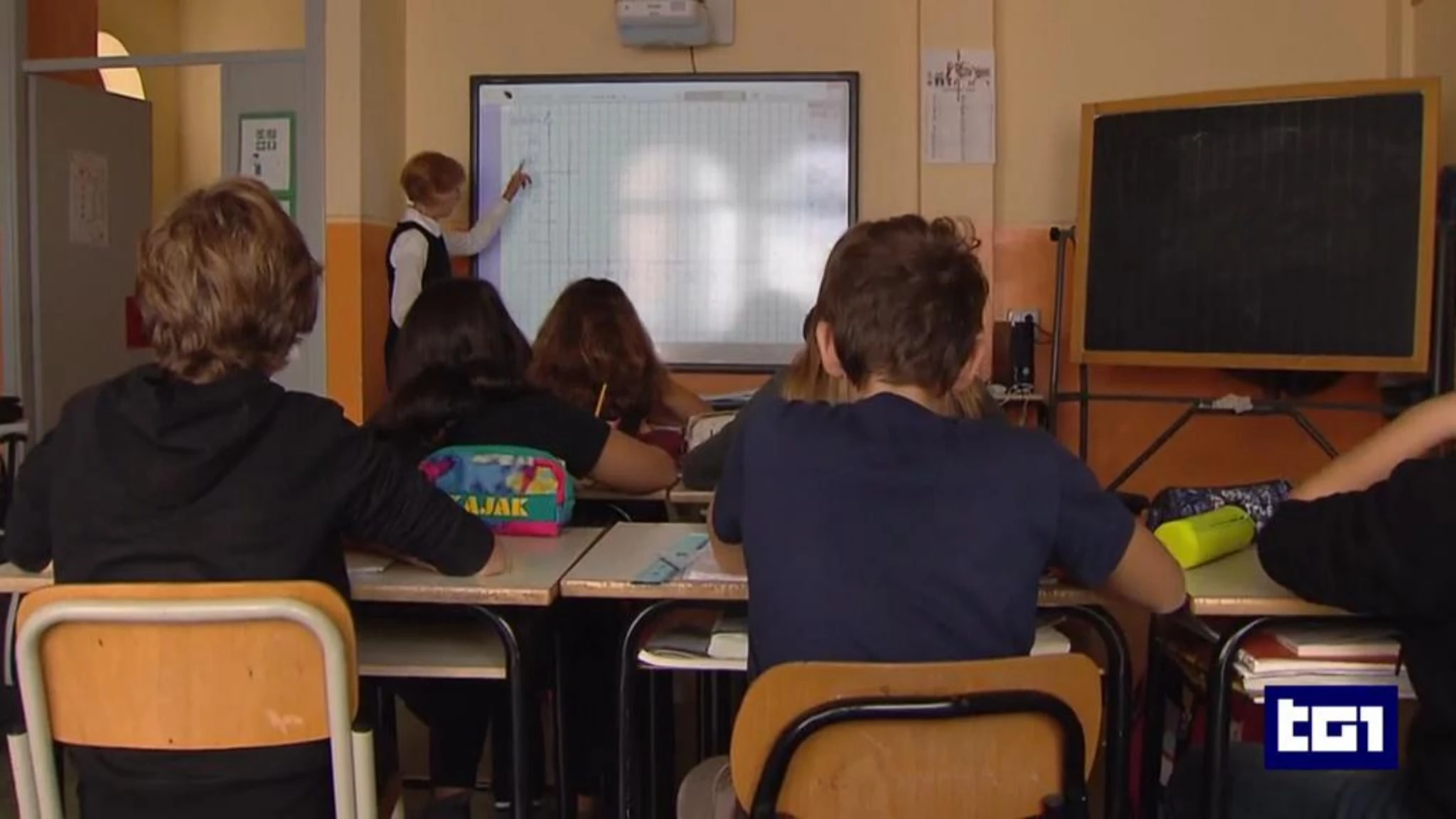 Firmato il contratto della scuola, 137 euro in più al mese
