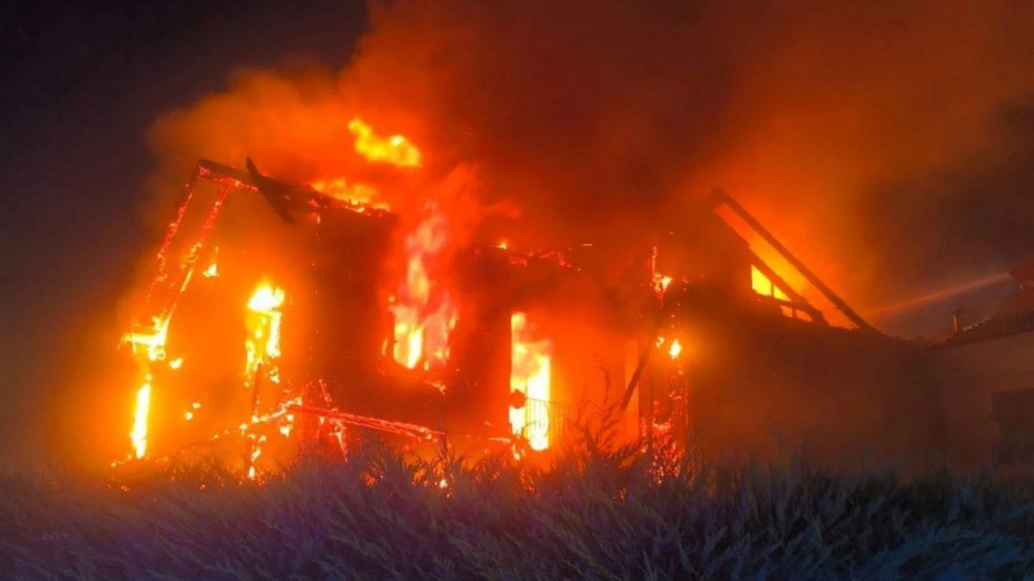 A Cherasco va a fuoco una palazzina, operazione di spegnimento in corso