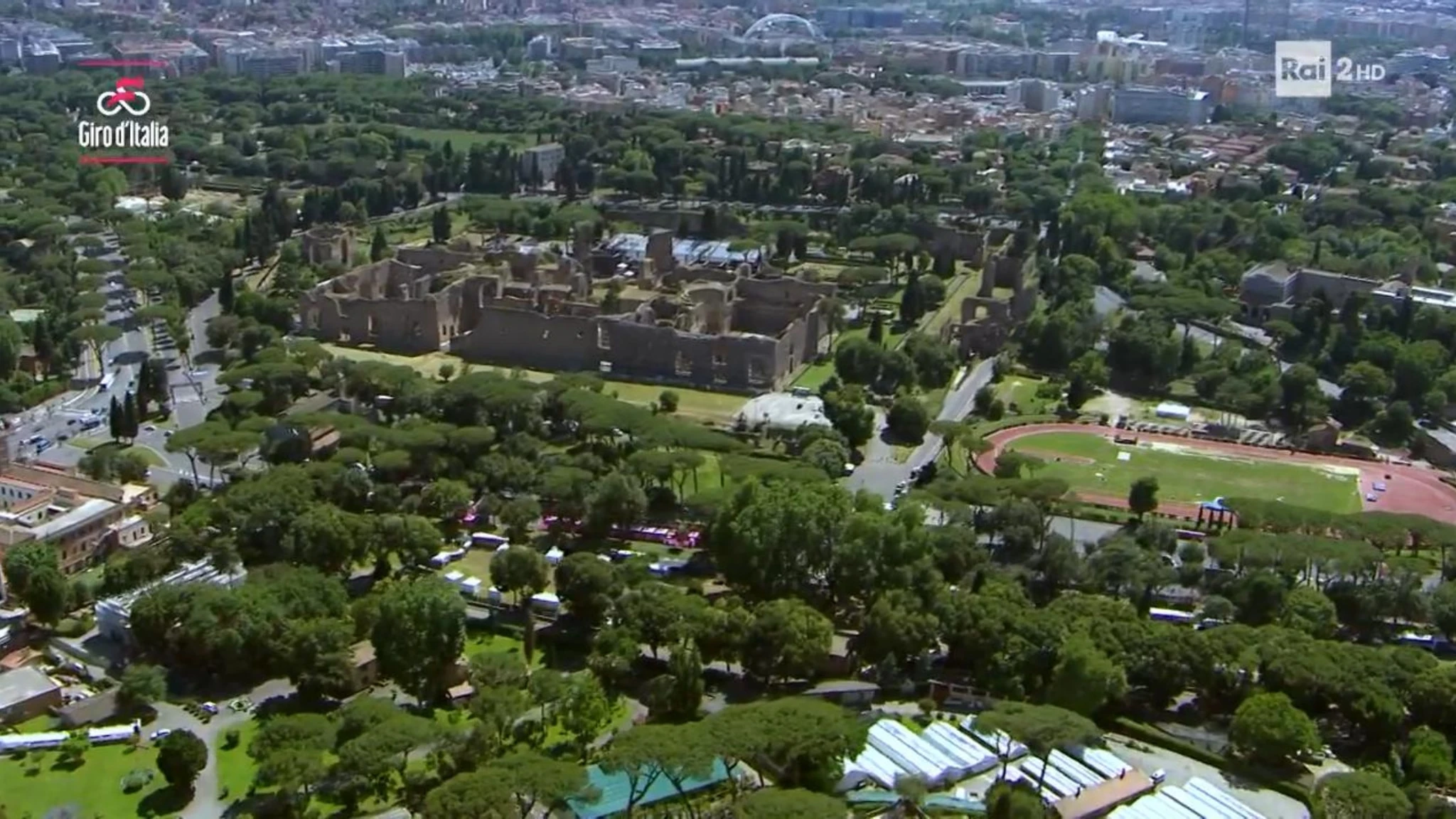 Giro d’Italia 2025: le immagini aeree mozzafiato del Cupolone di San Pietro e dei Giardini vaticani