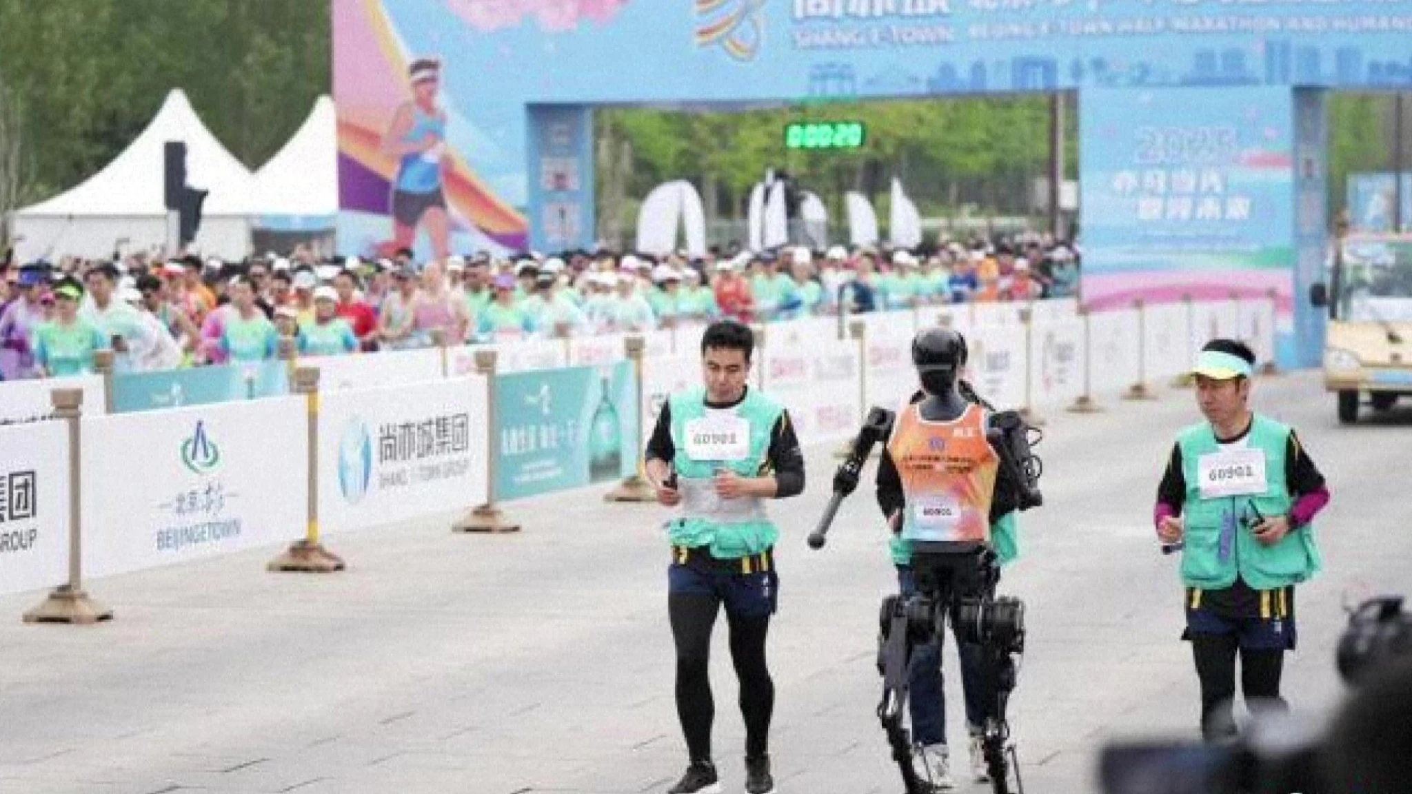 L'incredibile gara di corsa tra uomo e robot in Cina, a Pechino la mezza maratona di robot umanoidi