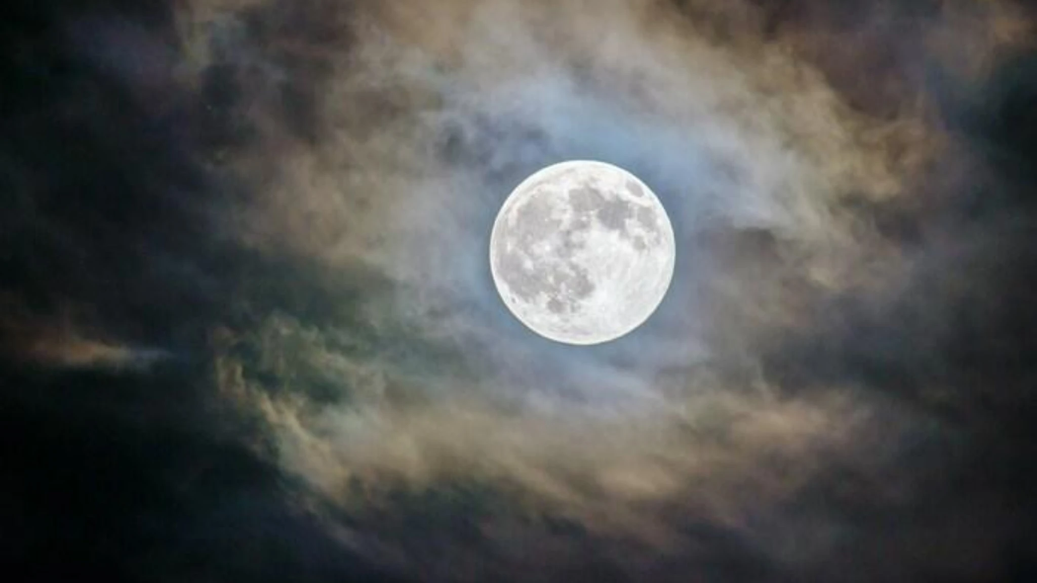 Luna dei fiori nel cielo del primo maggio: rinascita, crescita e abbondanza
