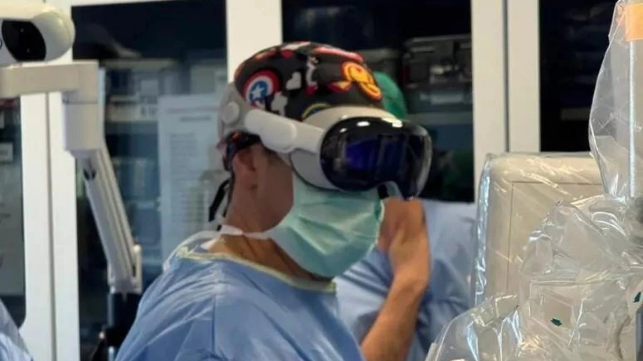 Interventi vertebrali, visore multiscreen aiuta chirurgo in sala
