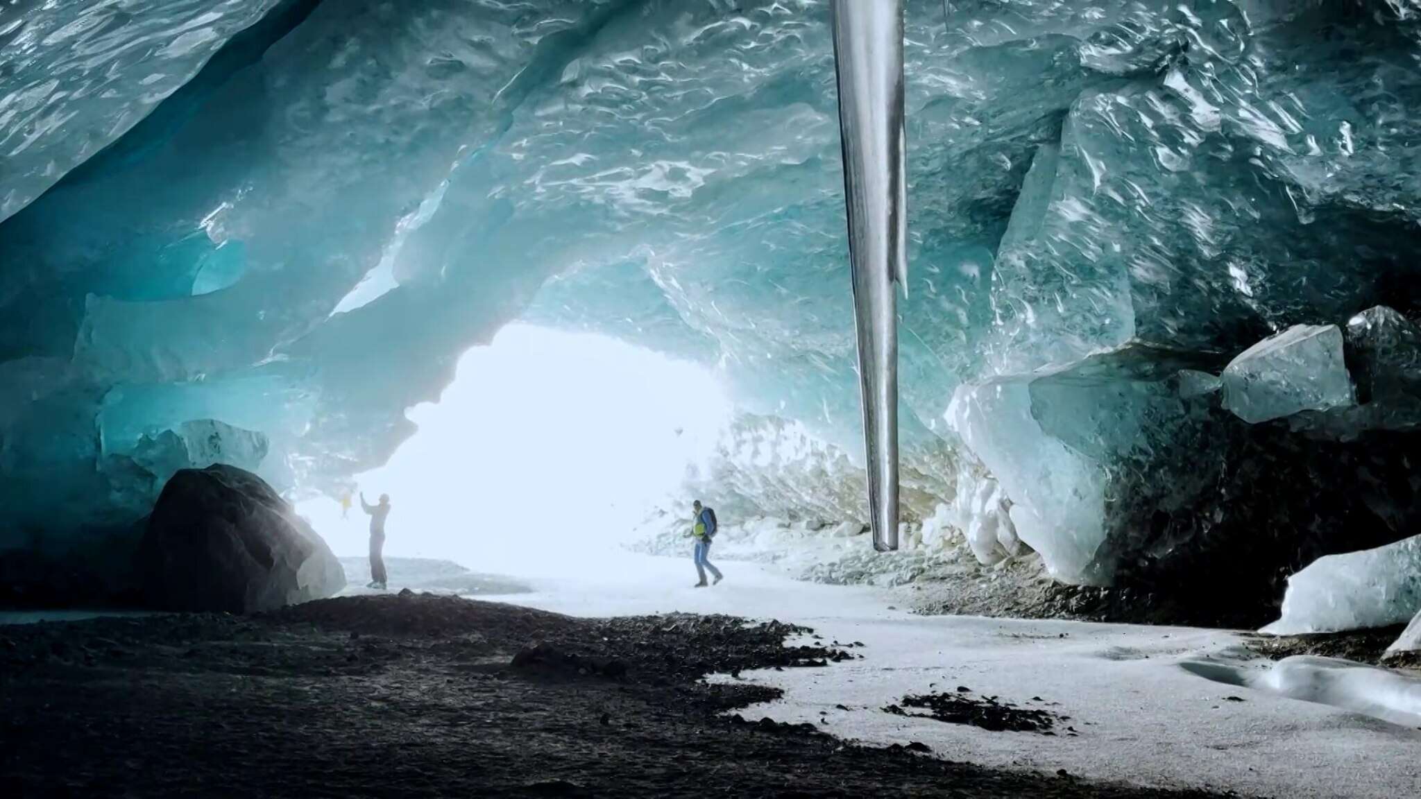 Turisti senza fiato nelle grotte di ghiaccio che sembrano uscite da un libro di fiabe