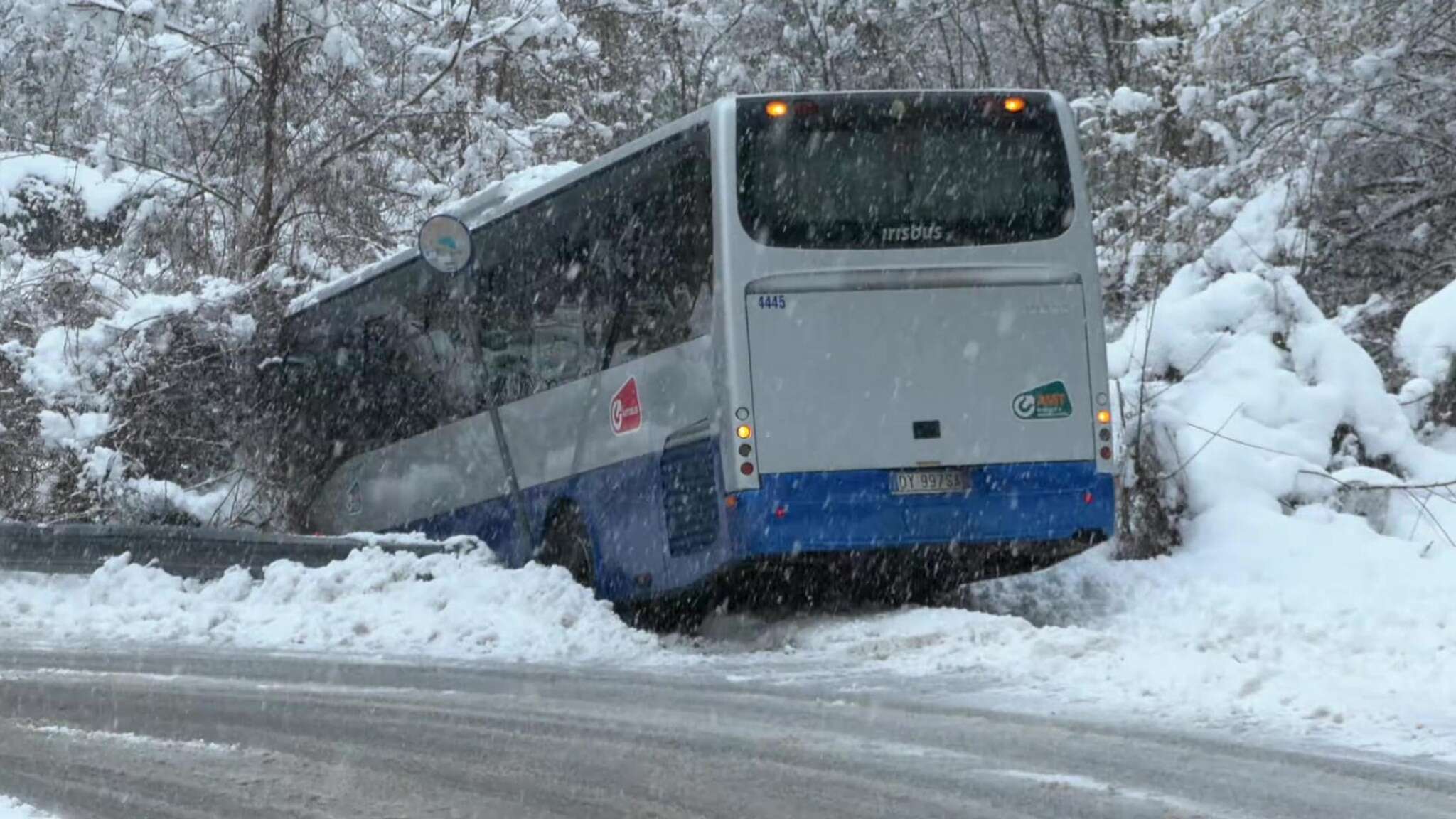 Appennino ligure, autobus uscito di strada durante la forte nevicata a Urbe: video