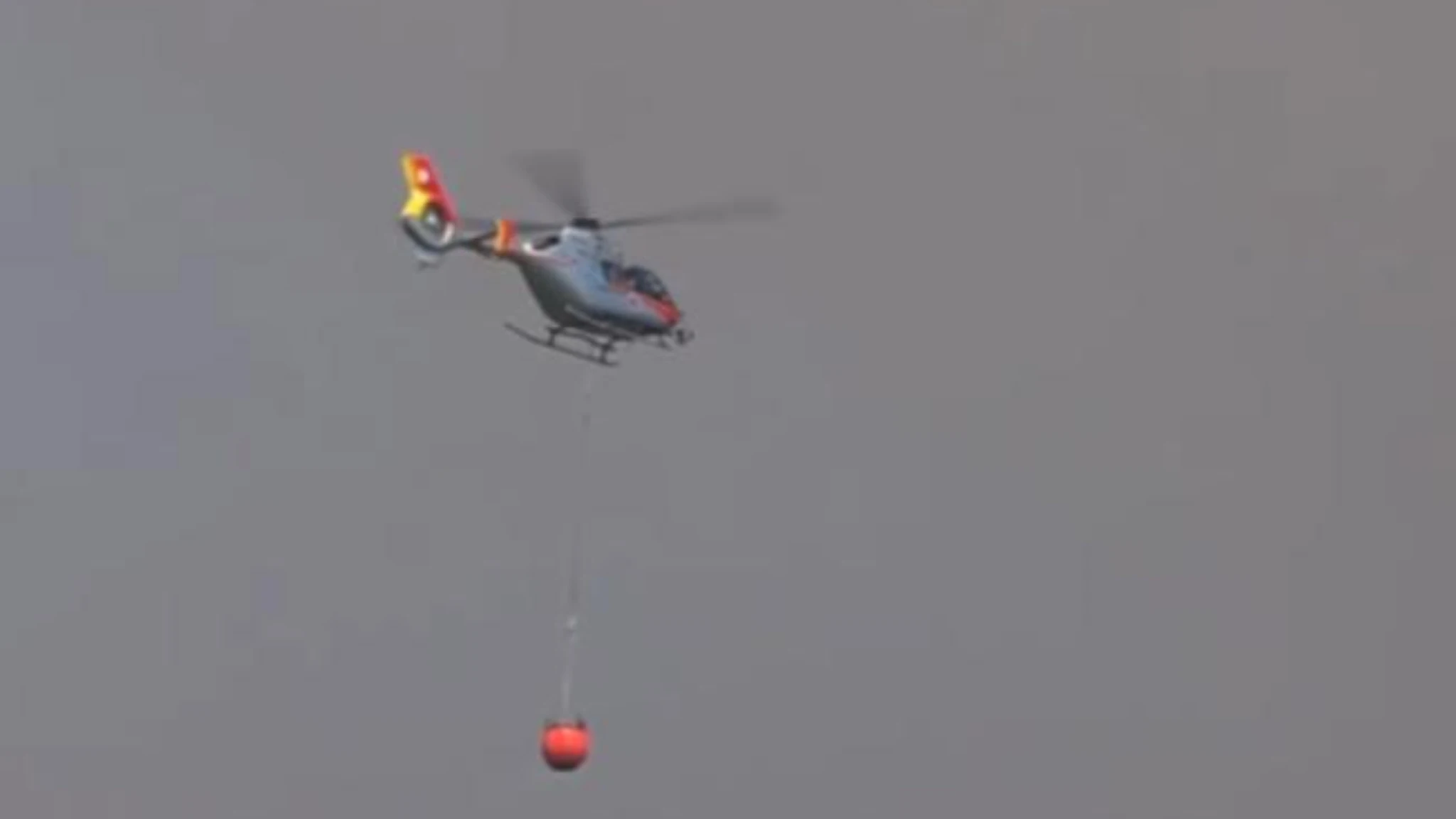Rogo in rimessaggio barche a Fiumicino, vigili del fuoco al lavoro. Impegnati anche due elicotteri