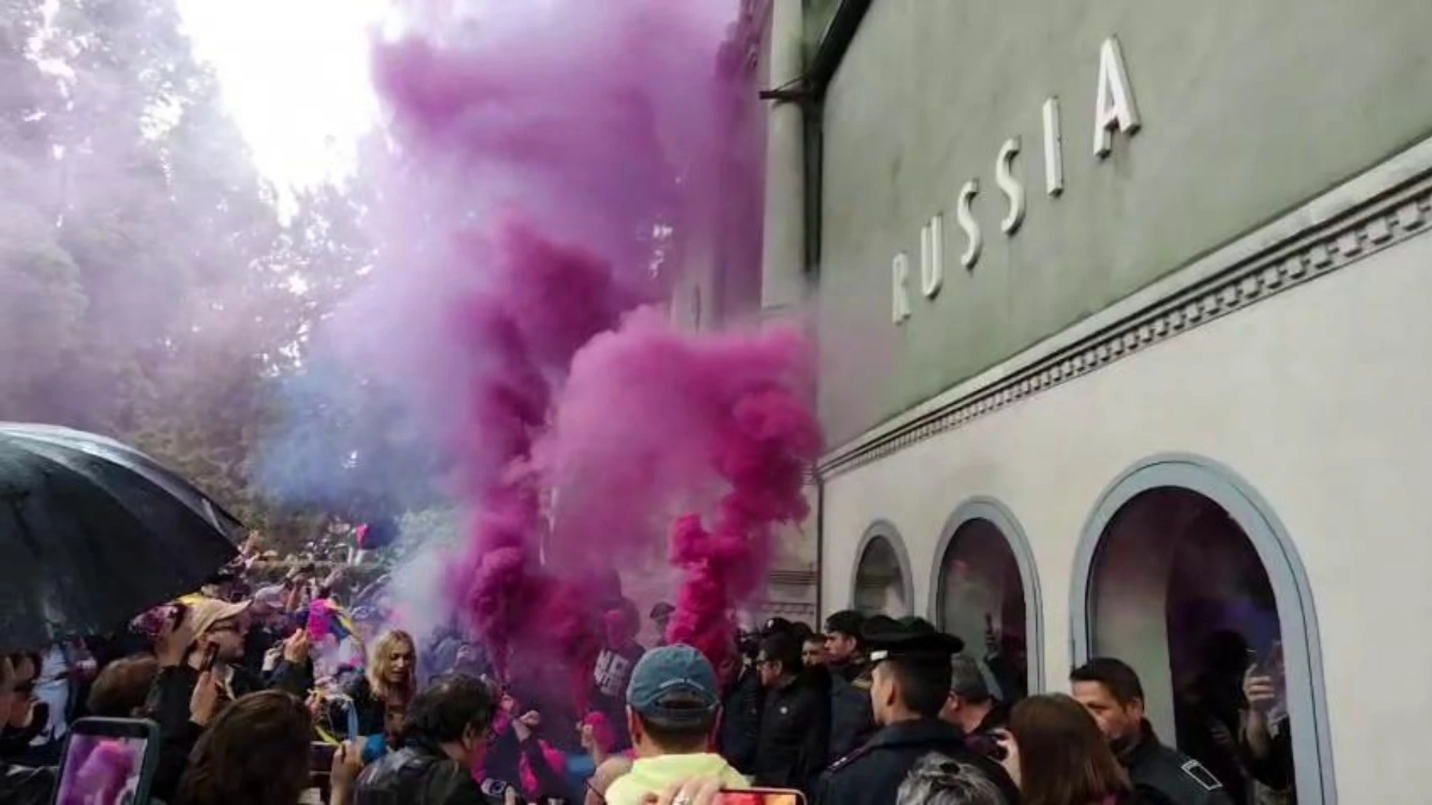 Mosca alla Biennale, nuova protesta delle Pussy Riot. Il ministro Giuli: 
