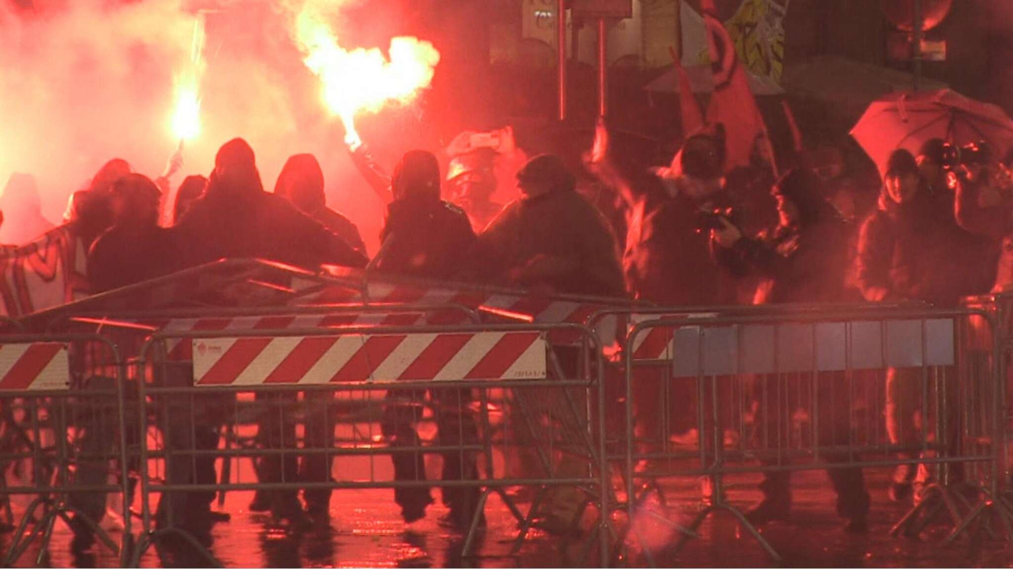 Fuori dal teatro la protesta: Centri sociali e Milano antifascista pro Palestina